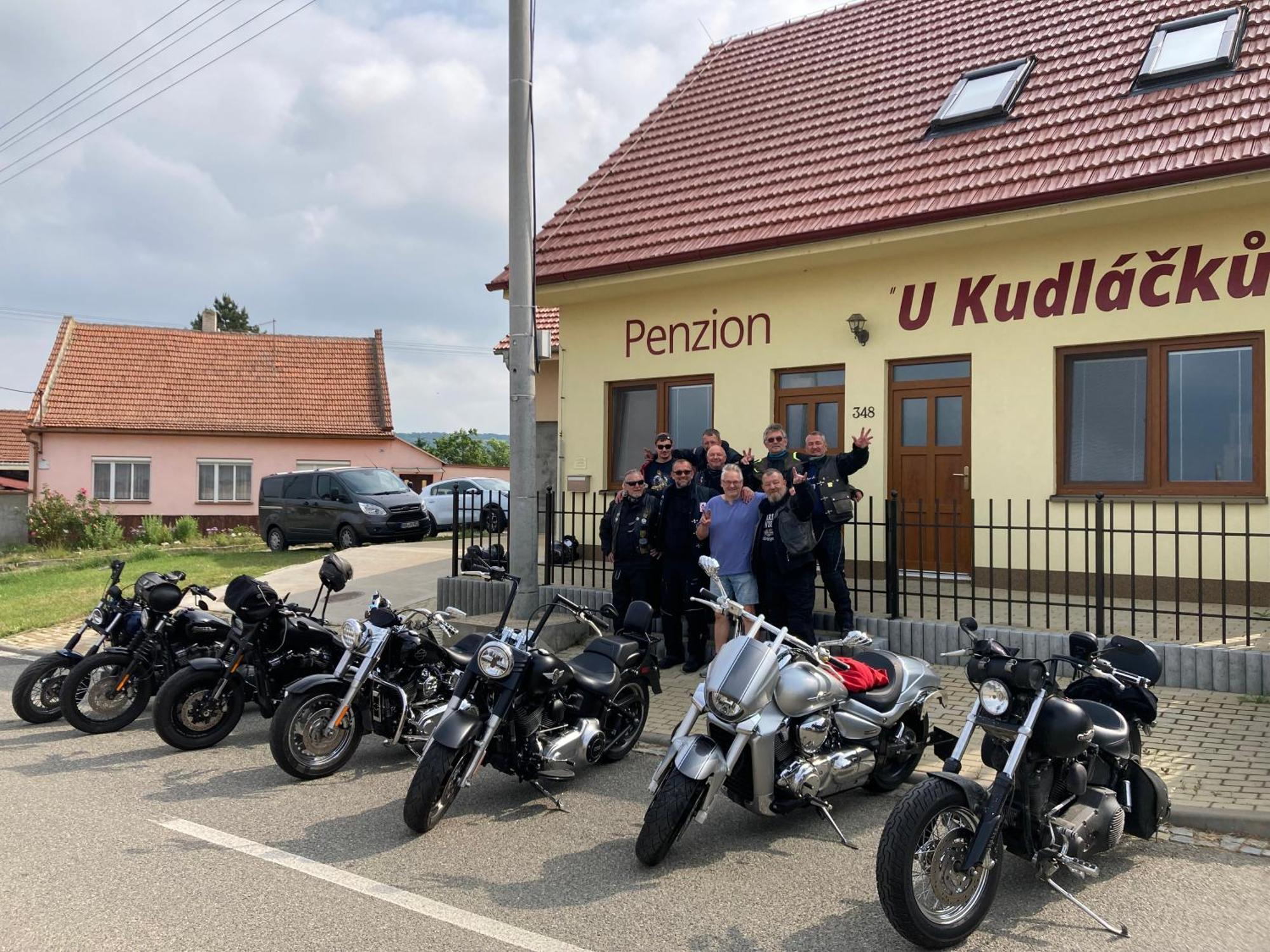 Apartmany S Klimatizaci - Penzion U Kudlacku Pouzdrany Bagian luar foto