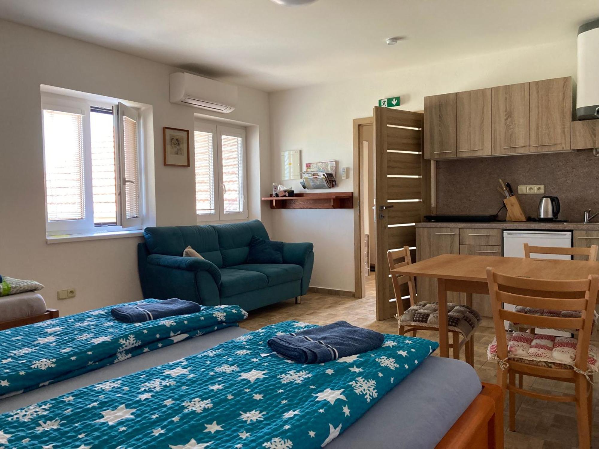 Apartmany S Klimatizaci - Penzion U Kudlacku Pouzdrany Bagian luar foto